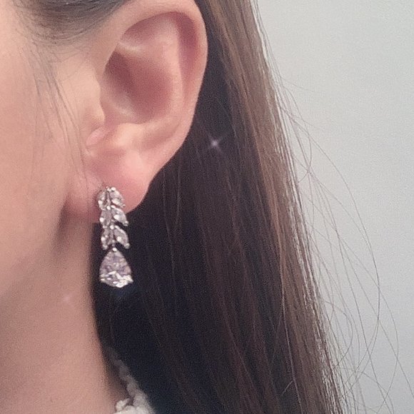 925 Sterling Silver Elegantly Designed Leave Water Drop Earrings - Picture 5 of 10